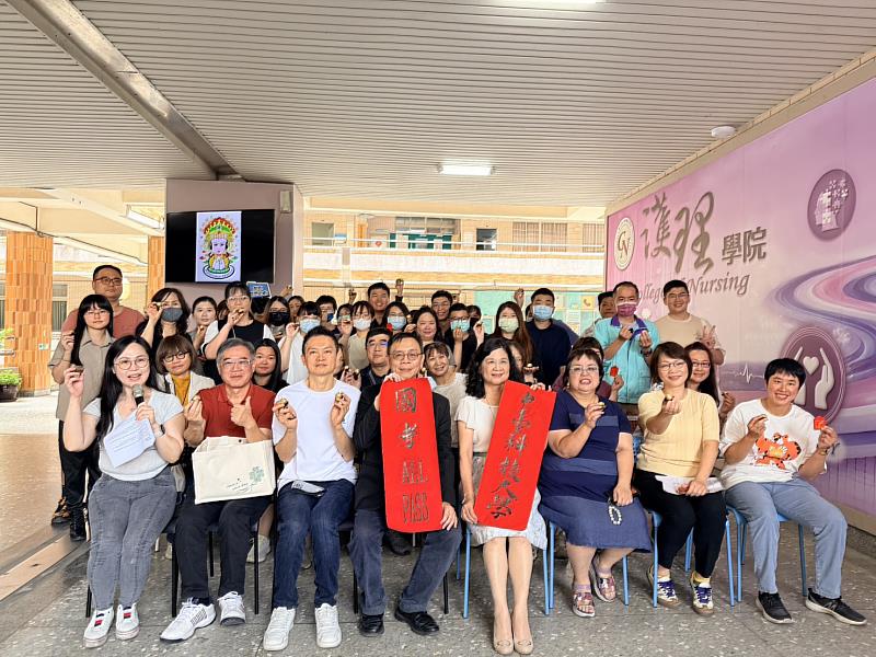 中臺科大2026護師節慶祝暨國考祈願活動首日，陳錦杏校長、吳世經副校長與主管們祈願祝福同學們國考順利。