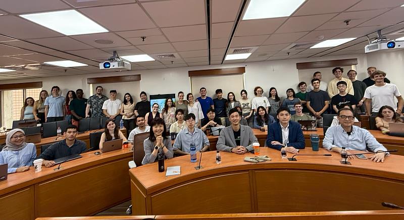 第6屆台灣尤努斯創新獎－國立政治大學校園巡迴說明會，吸引外籍學生參與。