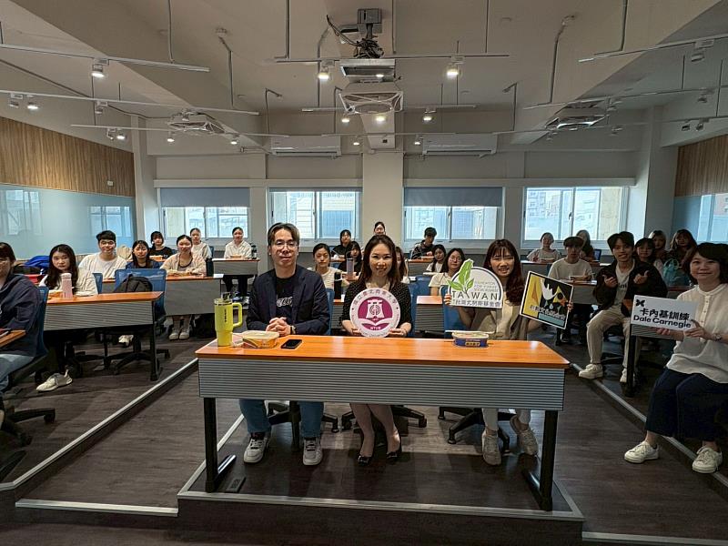 第6屆台灣尤努斯創新獎－國立臺北商業大學校園巡迴說明會，台灣卡內基訓練（傳振企業管理顧問股份有限公司）資深經理程斐文（右1）於說明會時向學生介紹卡內基訓練。