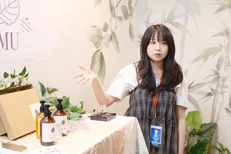 學生介紹產品及創作理念。