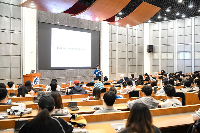 元智大學舉辦「nuva AI校園祭－元智大學場（桃園站）」，師生踴躍參與。