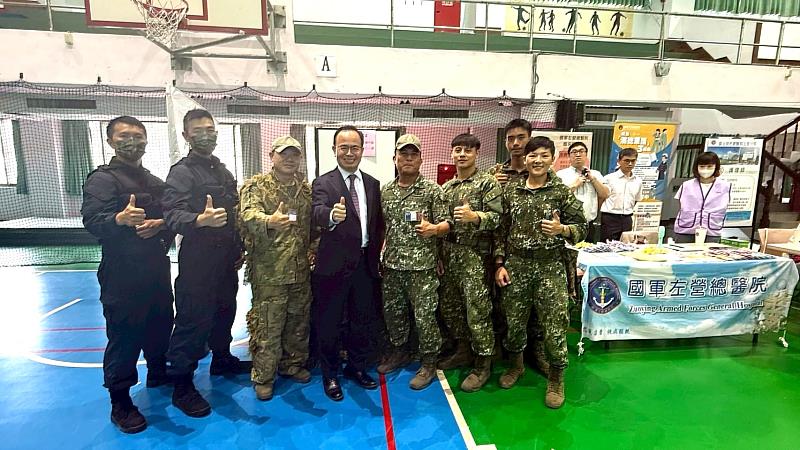 圖2、大仁科技大學周德光校長與國軍弟兄們合影。