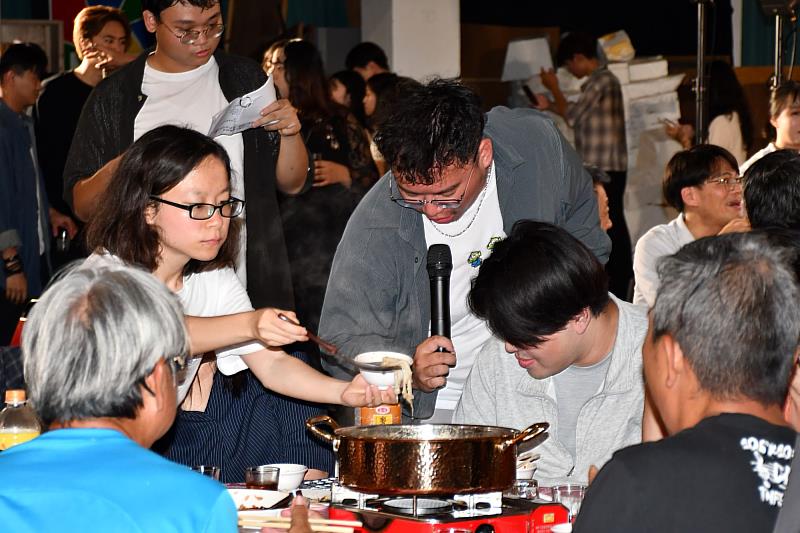 南大畢業辦桌主持人穿梭各桌熱情互動，以幽默風格帶動全場歡樂與青春氣息。