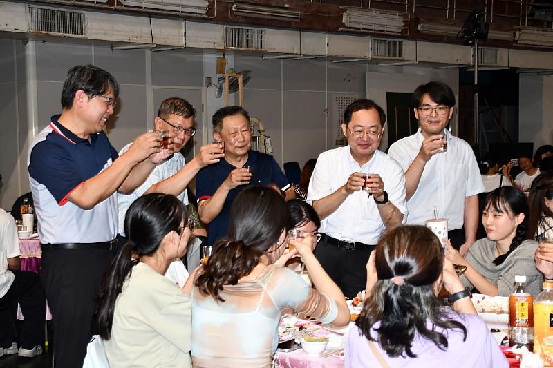 南大師長走訪各桌與畢業生互動交流，讓畢業辦桌展現溫暖校園氛圍與師生情誼。