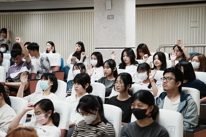 南大學生於講座中踴躍參與討論，從多元觀點交流轉型正義議題，展現對公共事務的關注與思考。