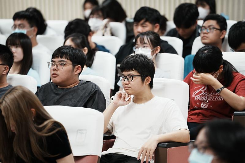 南大行政管理學系透過公共議題講座，引導同學關注轉型正義與民主社會發展，培養公共參與與思辨能力。
