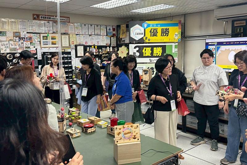 韓國教育交流團參觀南大特殊教育輔具實驗室，了解教育輔具研發與教學應用成果，感受南大實務教學特色。