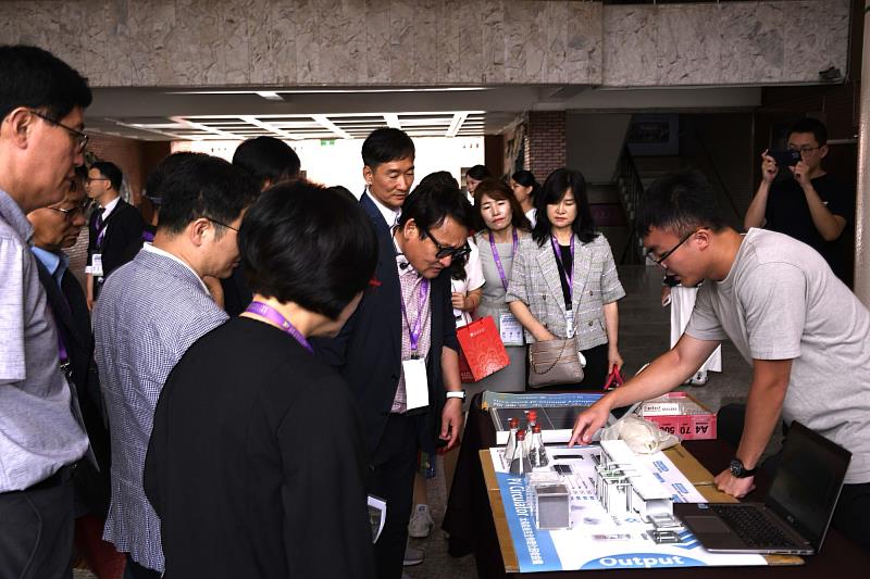 南大太陽能電池中心展示綠能循環與材料研發成果，呈現學校在永續科技與跨域應用領域的研究能量。
