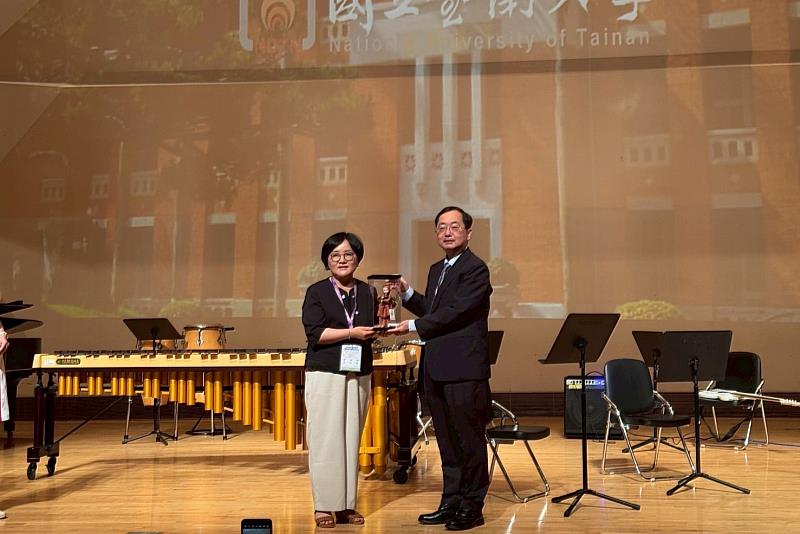 南大侯志正副校長與韓國師長代表互贈紀念品，象徵臺韓教育交流情誼與國際合作持續深化。