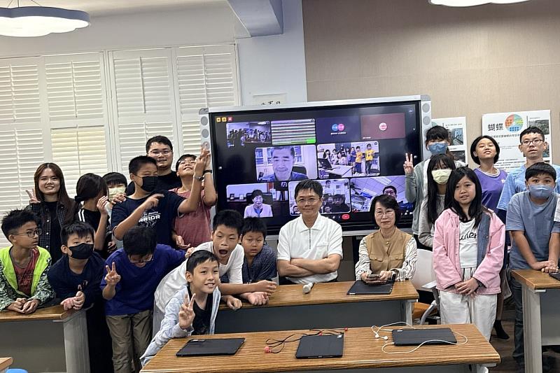 南大攜手中研院及中小學合作推動台英語AI前瞻計畫，共同見證本土語言智慧學習平台正式啟動。