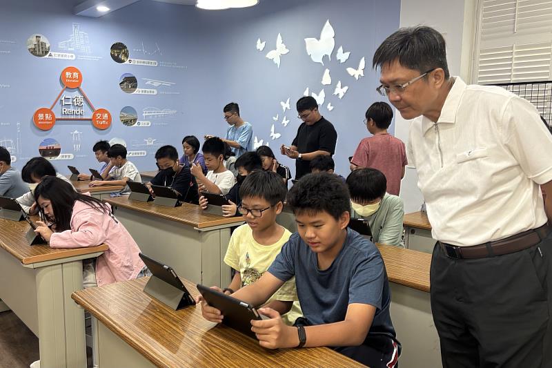 仁德國小學生實際操作台英語AI互動學習平台，展現南大推動本土語言智慧教育的教學成果。