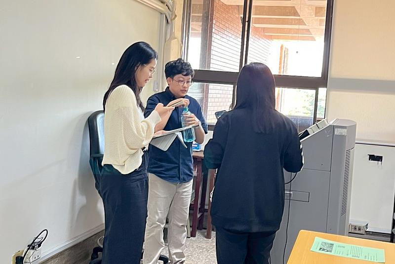 南大學生於講座後主動向講師交流請益，進一步討論職涯規劃與自我探索相關議題。