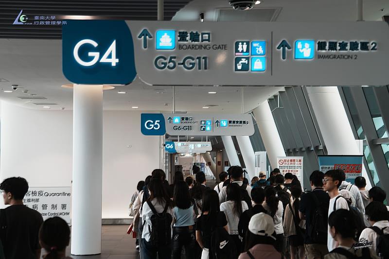 南大行管系師生於高雄港旅運中心實地走訪，從入境動線與空間規劃認識港區旅運建設與城市治理發展。