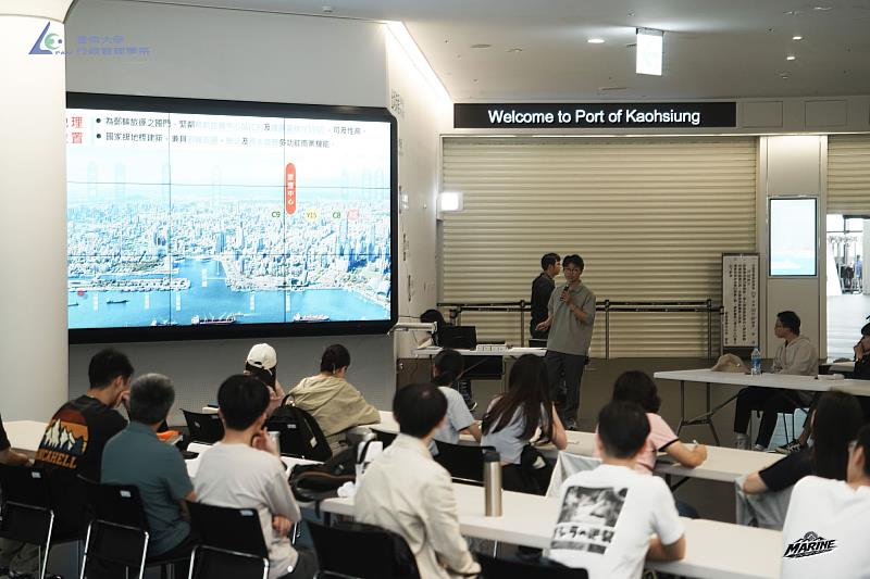 南大行管系師生於高雄港旅運中心聆聽介紹，了解高雄推動國際郵輪與渡輪觀光發展的規劃成果。