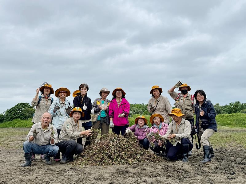 竹科企業親子團參與移除香山濕地外來種海馬齒，共同守護香山濕地棲地。