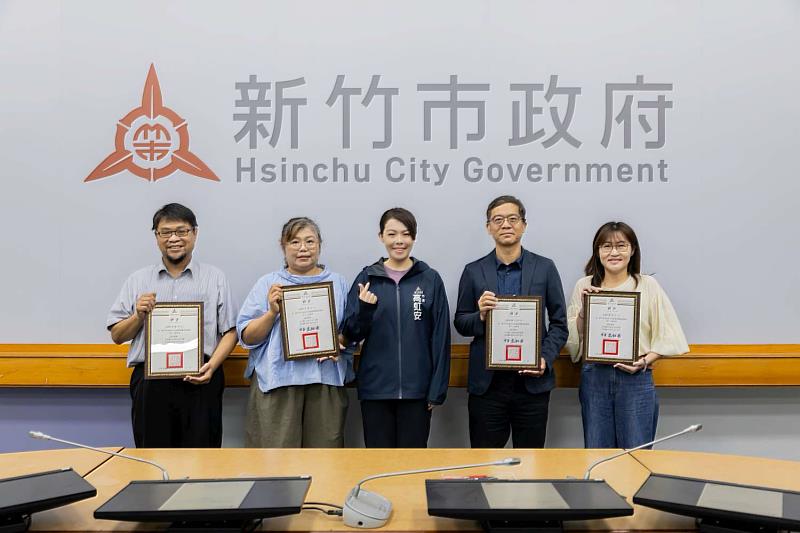 市長高虹安與聘任的府外委員合影。