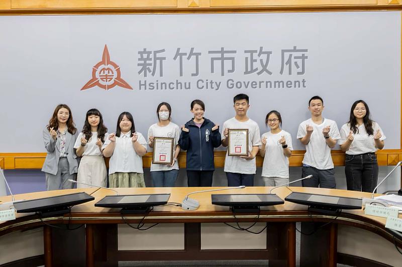 市長高虹安與兒少委員及兒少代表合影。