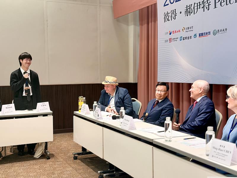 參與亞大策略聯盟的高中生林辰育，向郝伊特教授請教財富集中與民粹問題。