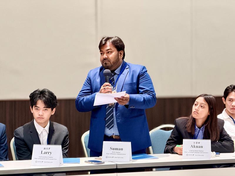 亞大印度籍博士生Suman針對「創造性破壞」理論，向大師提出深刻見解。
