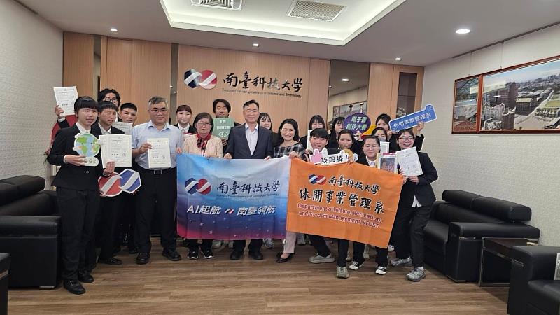 南臺科技大學第5度蟬聯「國際華文電子書創作大賽」學校團體獎。校長黃能富與獲獎推手合影，包含休閒系王逸峰老師、楊智晶老師、楊蓓涵主任與學生團隊，共同見證數位教學卓越成果。