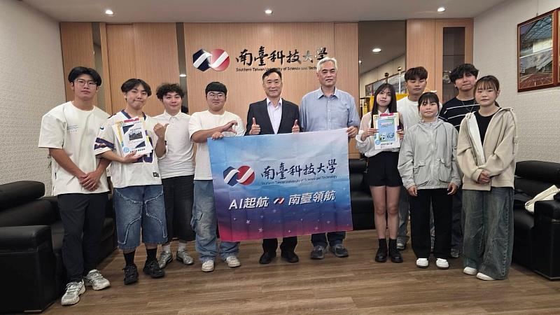 南臺科大校長黃能富與工管系廖顯宗老師及獲獎學生團隊合影。本校致力於推動跨系所數位素養教育，透過參與國際競賽將創意轉化為具備「永續發展」理念的具體數位實作成果。