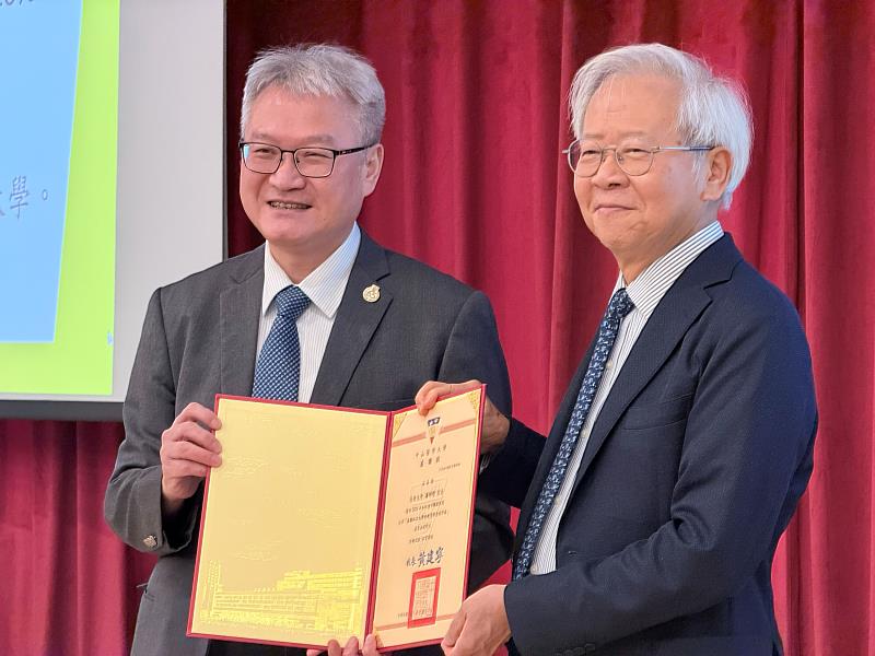 中山醫大校長黃建寧（左）頒發感謝狀給長庚大學校長湯明哲，感謝其精闢的分享。