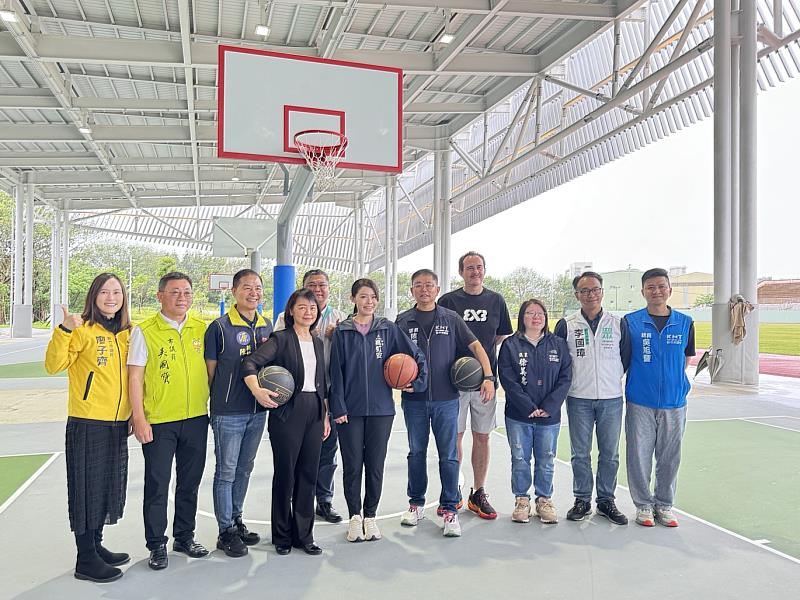 廖育珮副主委與高虹安市長等人在籃球框下合影。