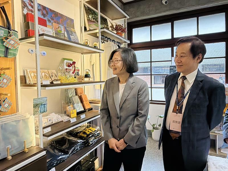 東海大學校長張國恩（右）12年前擔任臺師大校長時，也曾主持蔡英文的校園演講；12年後，雙方再次於東海大學相聚，更別具時代意義。