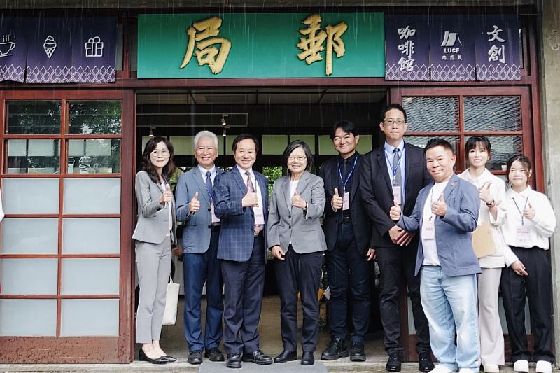 前總統蔡英文14日受邀前往東海大學進行「政治離我們很遠嗎？」專題演講，從兩岸局勢、地緣政治談到AI時代下的台灣戰略位置。