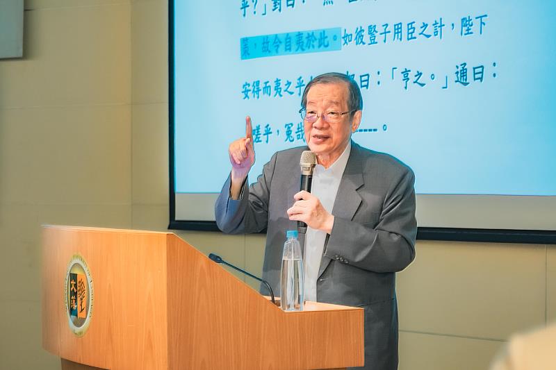 前教育部長黃榮村教授受邀至文藻外語大學演講，以「時代與往事－毋忘初衷，履現人生」為題，勉勵學生勇敢追夢。