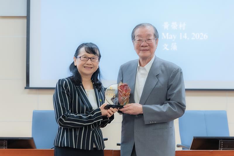 文藻外大莊慧玲校長（左）代表致贈紀念獎牌予前教育部長黃榮村教授（右），感謝其蒞校分享人生智慧。
