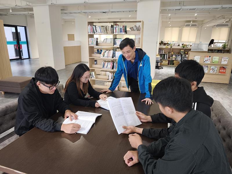 企管系大學部四年級學生專題指導與討論。（圖／中信科技大學提供）