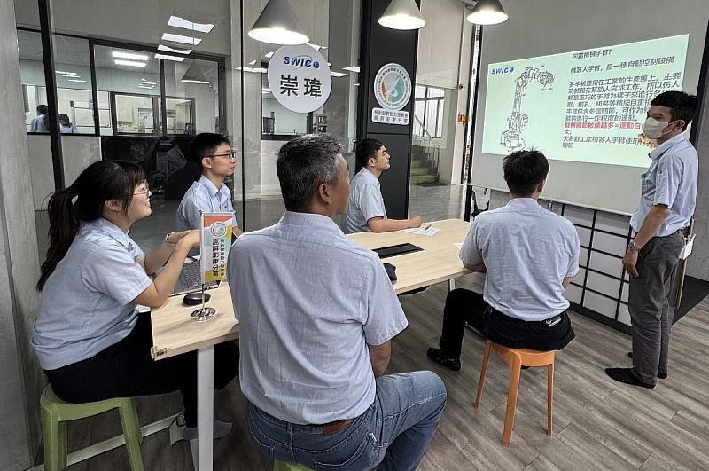 高分署推動「企業人力資源提升計畫」及「充電起飛計畫」，支持公司強化智慧機械與 AI 應用專業，為升級轉型奠定堅實基礎。