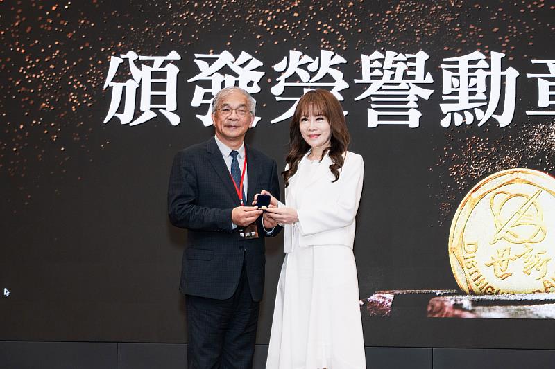 金鐘節目製作人陳雅琳（右）親自出席世新大學傑出校友授章典禮。（世新大學提供）