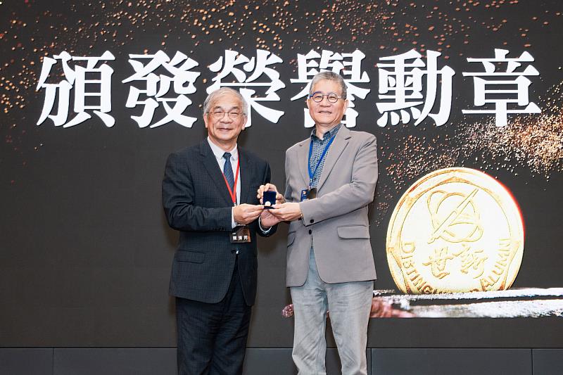 世新大學校長陳清河（左）頒發傑出校友榮譽勳章予世新大學校友會總會理事長林俊杰（右）。（世新大學提供）