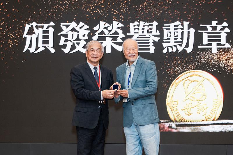 廣播金鐘特別貢獻獎得主余光（右）親自出席世新大學傑出校友授章典禮。（世新大學提供）