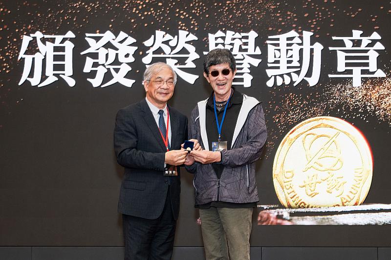 今年榮獲國家文藝獎的導演虞戡平（右）親自出席世新大學傑出校友授章典禮。（世新大學提供）