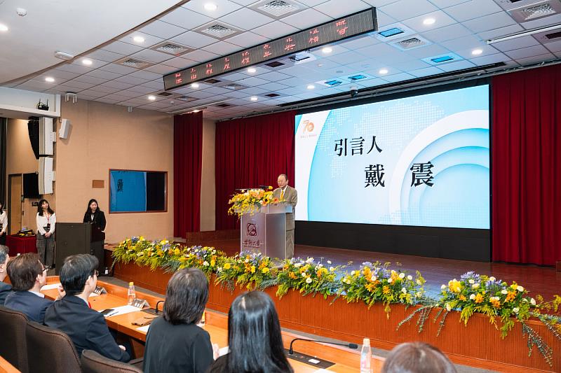 世新知名校友、前寶來證券董事長戴震為謝金河引言。（世新大學提供）