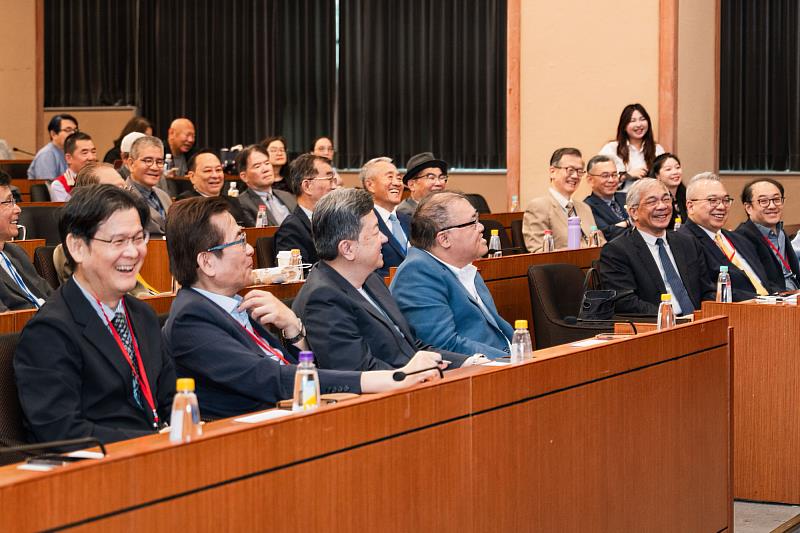 財信傳媒董事長謝金河分析精闢又不失幽默，世新大學師長與傑出校友們反應熱烈。（世新大學提供）