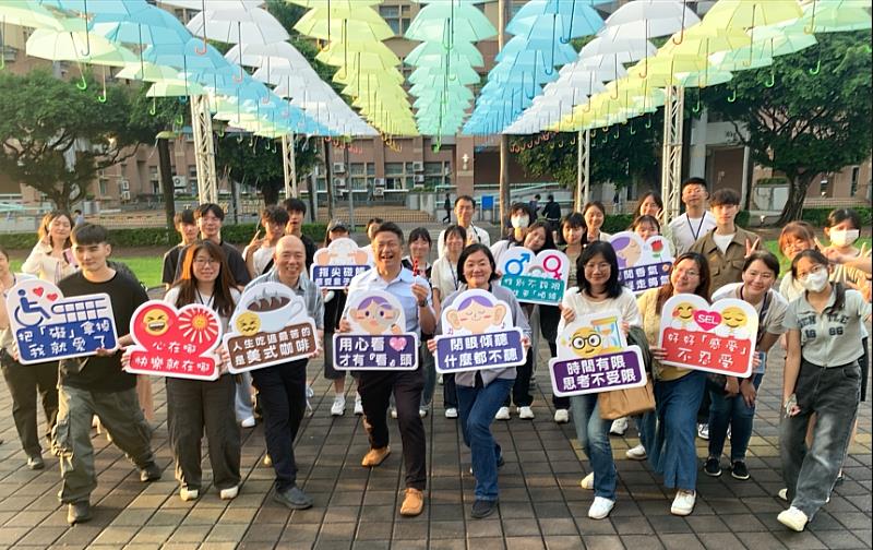 與會「五感心靈祭：草地電影節」活動師生在心語傘下合影。