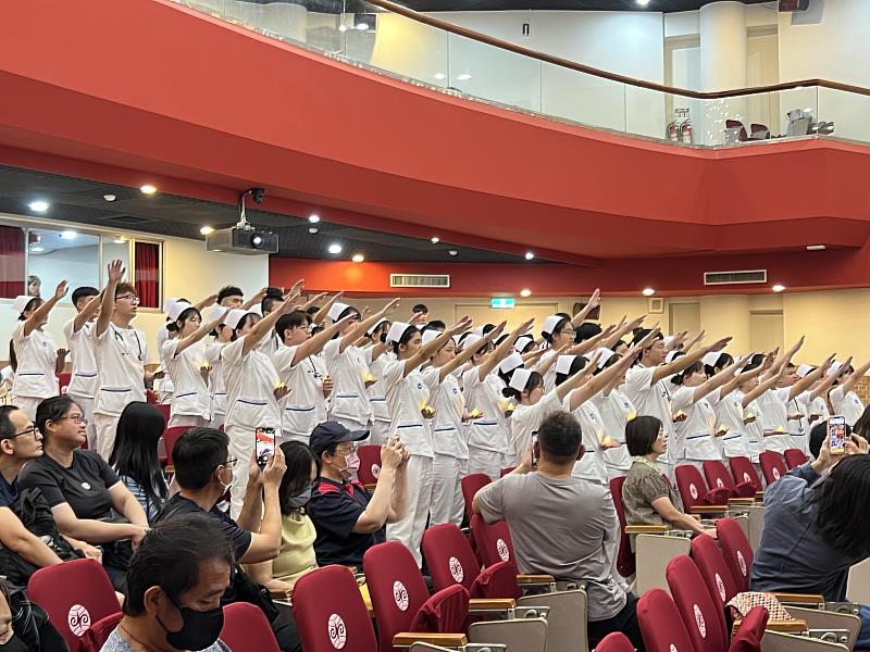 典禮中穿著純白護師衣服的學生，舉手宣誓「終身竭誠協助醫師之診治，並謀病人之福利」。