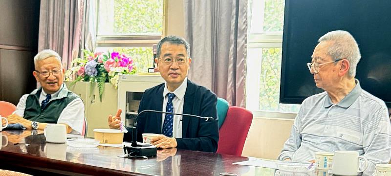 埔里基督教醫院董事長趙文崇（左起）、暨大現任校長武東星與創校校長袁頌西於典禮活動前，進行交流座談。