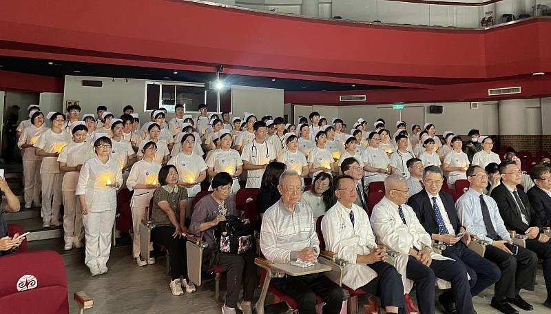 暨大護理學系114學年度加冠典禮，護理系師長逐一點燃手中的燭光，依序傳遞給每一位加冠學生的「傳光儀式」。