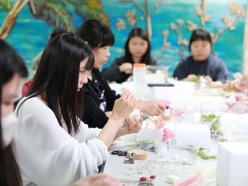 同仁製作花盅。