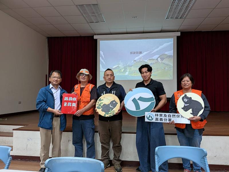 嘉義分署於鄒族獵人協會會員大會中頒發「棲地監測獎勵金」，分別致贈達邦、里佳及樂野社區各新臺幣5萬元。