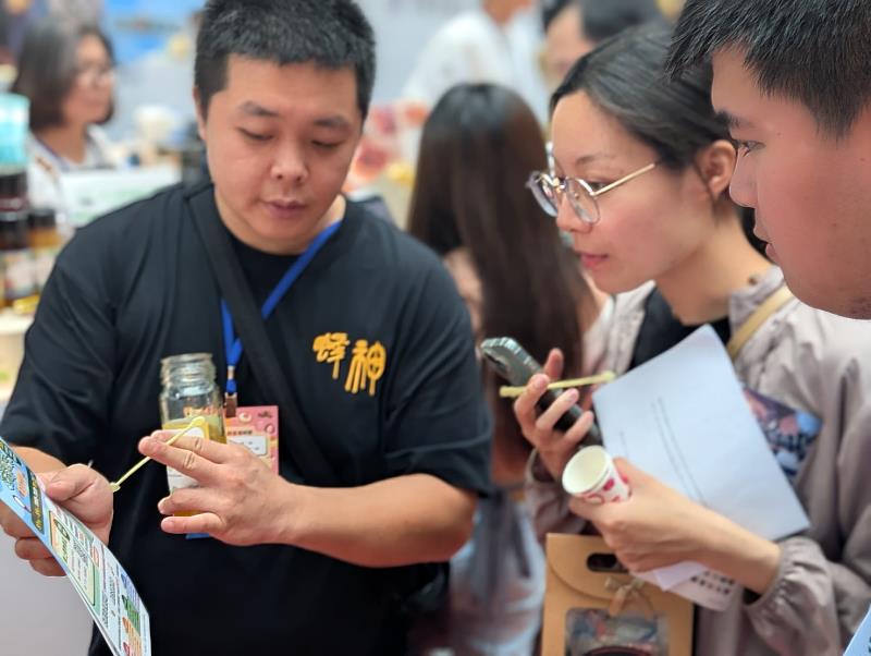 青農參展商英語交流。