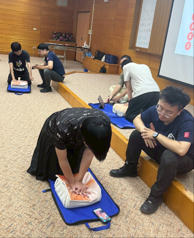 CPR+AED證照班進行分組考試。