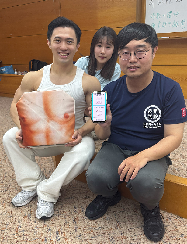 東華大學公共行政系四年級何同學CPR滿分與講師合照。