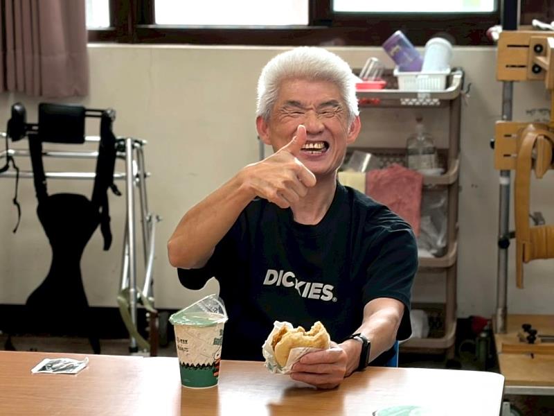 第一次品嚐麥味登漢堡，心路澎湖服務對象開心比出大拇指，分享滿滿好心情。圖：心路基金會