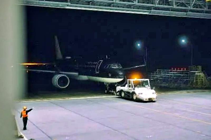 這是一場航空迷的夢想實現。從搭帳、夜宿、整備士導覽，到深夜近距離觀看飛機進出庫，每一刻都充滿故事感與稀有性。